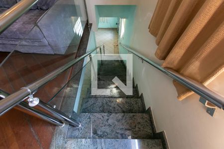 Casa à venda com 240m², 3 quartos e 3 vagasEscada