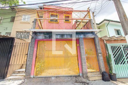 Casa à venda com 157m², 3 quartos e 6 vagas Casa à venda com 157m², 3 quartos e 6 vagasFachada da casa