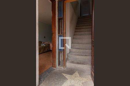 Casa à venda com 157m², 3 quartos e 6 vagas Casa à venda com 157m², 3 quartos e 6 vagasHall da casa e escadas