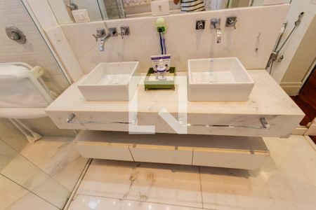 Apartamento à venda com 142m², 3 quartos e 2 vagas Apartamento à venda com 142m², 3 quartos e 2 vagasBanheiro da Suíte