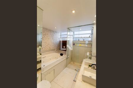 Apartamento à venda com 142m², 3 quartos e 2 vagas Apartamento à venda com 142m², 3 quartos e 2 vagasBanheiro da Suíte