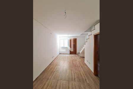 Casa de condomínio à venda com 57m², 2 quartos e 2 vagas Casa de condomínio à venda com 57m², 2 quartos e 2 vagasSala