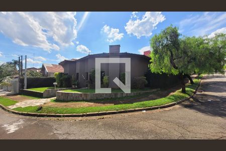 Casa à venda com 285m², 4 quartos e 4 vagasFachada