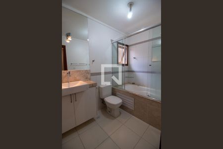 Casa à venda com 258m², 3 quartos e 4 vagasBanheiro do Quarto 1