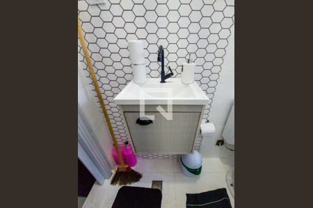 Banheiro de casa de condomínio para alugar com 1 quarto, 29m² em Marechal Hermes, Rio de Janeiro