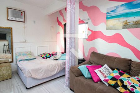 Sala/Quarto de casa de condomínio para alugar com 1 quarto, 29m² em Marechal Hermes, Rio de Janeiro