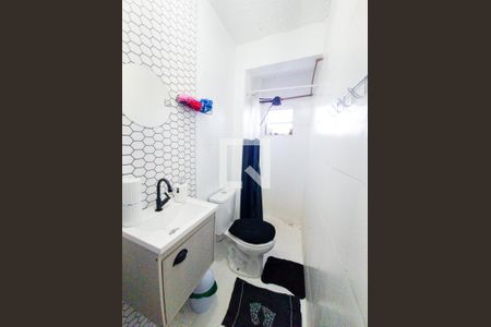 Banheiro de casa de condomínio para alugar com 1 quarto, 29m² em Marechal Hermes, Rio de Janeiro