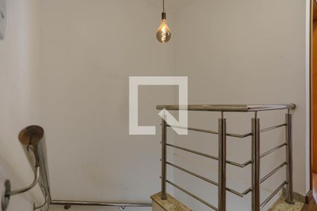 Escada de casa para alugar com 4 quartos, 142m² em Jardim Sao Pedro, Mogi das Cruzes