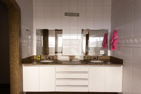 Apartamento à venda com 360m², 4 quartos e 4 vagasBanheiro da Suíte 1