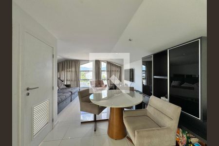 Casa de condomínio à venda com 260m², 5 quartos e 2 vagas Casa de condomínio à venda com 260m², 5 quartos e 2 vagasSala de TV