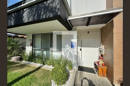 Casa de condomínio à venda com 260m², 5 quartos e 2 vagas Casa de condomínio à venda com 260m², 5 quartos e 2 vagasPlaquinha Quinto Andar