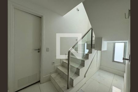 Sala - Escada de casa de condomínio à venda com 5 quartos, 260m² em Recreio dos Bandeirantes, Rio de Janeiro