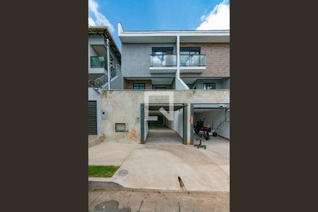 Casa à venda com 170m², 3 quartos e 4 vagas Casa à venda com 170m², 3 quartos e 4 vagasFachada