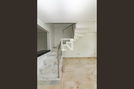 Casa à venda com 170m², 3 quartos e 4 vagas Casa à venda com 170m², 3 quartos e 4 vagasEscada