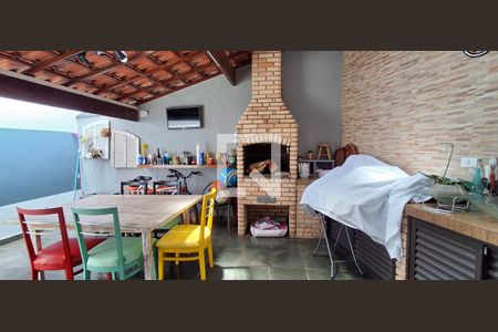 Casa à venda com 180m², 3 quartos e 2 vagas Casa à venda com 180m², 3 quartos e 2 vagasQuintal