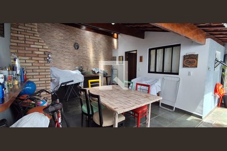 Casa à venda com 180m², 3 quartos e 2 vagas Casa à venda com 180m², 3 quartos e 2 vagasQuintal