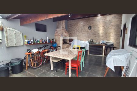 Casa à venda com 180m², 3 quartos e 2 vagas Casa à venda com 180m², 3 quartos e 2 vagasQuintal