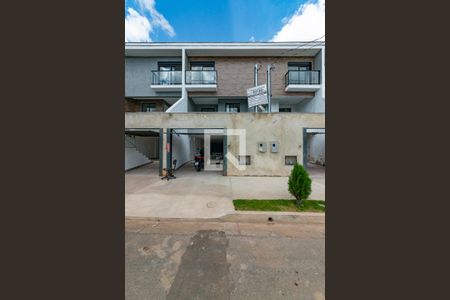 Casa à venda com 170m², 3 quartos e 2 vagas Casa à venda com 170m², 3 quartos e 2 vagasFachada