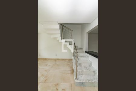 Casa à venda com 170m², 3 quartos e 2 vagas Casa à venda com 170m², 3 quartos e 2 vagasEscada