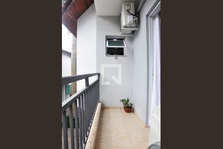 Casa de condomínio à venda com 147m², 3 quartos e 2 vagasDetalhe - Varanda do Quarto 01 com Suíte