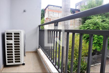 Casa de condomínio à venda com 147m², 3 quartos e 2 vagasDetalhe - Varanda do Quarto 01 com Suíte