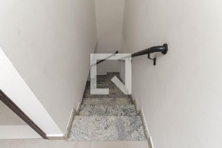 Casa para alugar com 180m², 2 quartos e 3 vagas Casa para alugar com 180m², 2 quartos e 3 vagasEscada