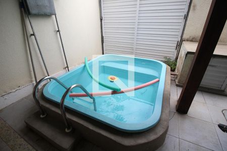 Casa de condomínio à venda com 107m², 3 quartos e 1 vagaPiscina