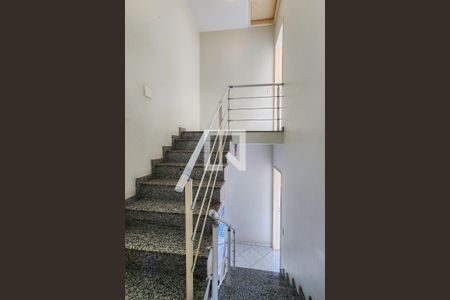 Casa de condomínio à venda com 181m², 3 quartos e 2 vagasEscada