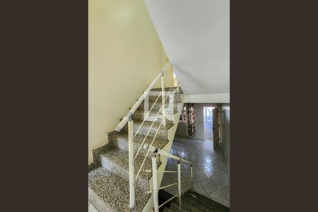 Casa de condomínio à venda com 181m², 3 quartos e 2 vagasEscada