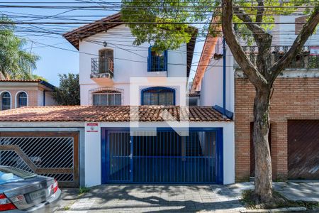 Casa à venda com 210m², 3 quartos e 3 vagas Casa à venda com 210m², 3 quartos e 3 vagasFachada