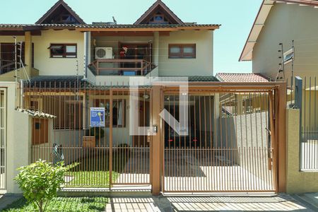 Casa à venda com 175m², 3 quartos e 2 vagas Casa à venda com 175m², 3 quartos e 2 vagasFachada