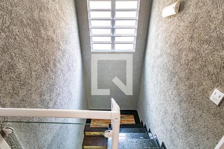 Casa à venda com 130m², 3 quartos e 2 vagas Casa à venda com 130m², 3 quartos e 2 vagasEscada