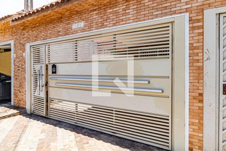 Casa à venda com 130m², 3 quartos e 2 vagas Casa à venda com 130m², 3 quartos e 2 vagasFachada