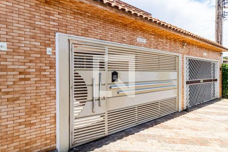 Casa à venda com 130m², 3 quartos e 2 vagas Casa à venda com 130m², 3 quartos e 2 vagasFachada