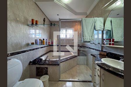 Casa à venda com 370m², 5 quartos e 3 vagasBanheiro Quarto 1