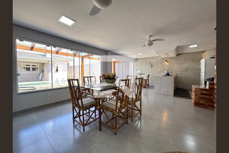 Casa à venda com 370m², 5 quartos e 3 vagasÁrea de lazer