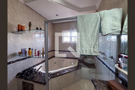 Casa à venda com 370m², 5 quartos e 3 vagasBanheiro Quarto 1