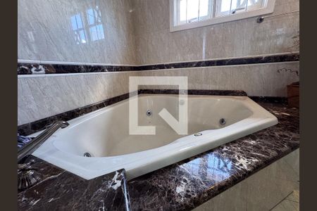 Casa à venda com 370m², 5 quartos e 3 vagasBanheiro Quarto 1