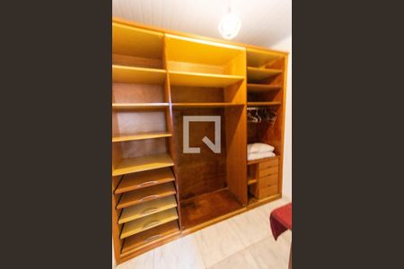 Casa à venda com 590m², 6 quartos e 5 vagasCloset da suíte 2