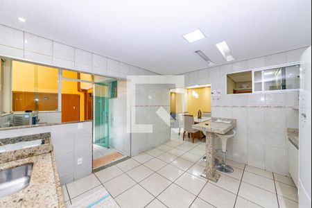 Casa à venda com 180m², 3 quartos e 4 vagas Casa à venda com 180m², 3 quartos e 4 vagasCozinha