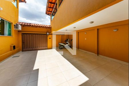 Casa à venda com 180m², 3 quartos e 4 vagas Casa à venda com 180m², 3 quartos e 4 vagasGaragem