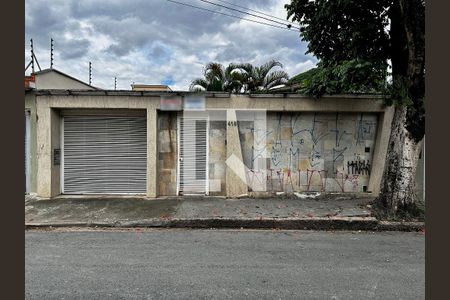 Casa para alugar com 240m², 3 quartos e 4 vagas Casa para alugar com 240m², 3 quartos e 4 vagasFachada