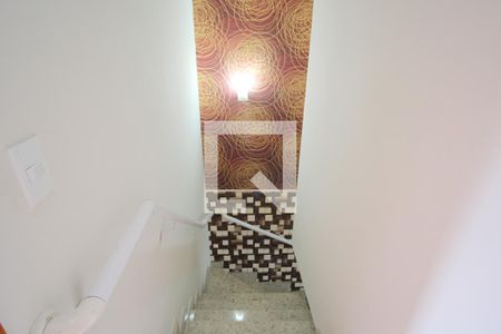 Casa à venda com 120m², 2 quartos e 2 vagasEscada