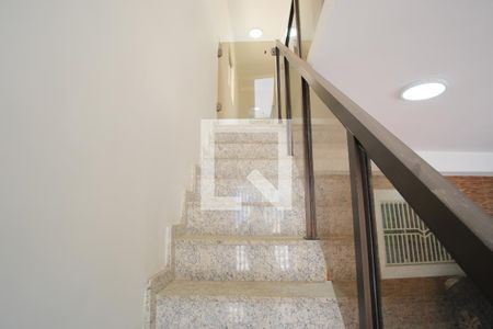 Casa à venda com 120m², 2 quartos e 2 vagasEscada