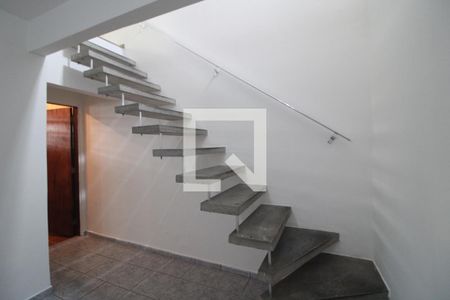 Escada de casa para alugar com 3 quartos, 240m² em Vila Baby, São Paulo