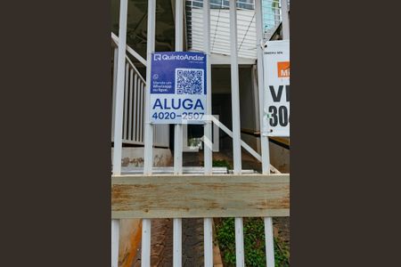 Apartamento para alugar com 100m², 3 quartos e 2 vagas Apartamento para alugar com 100m², 3 quartos e 2 vagasPlaca de aluga instalada no portão da garagem do prédio (XHAW-119)