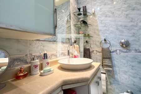 Apartamento à venda com 280m², 4 quartos e 4 vagas Apartamento à venda com 280m², 4 quartos e 4 vagasBanheiro Social