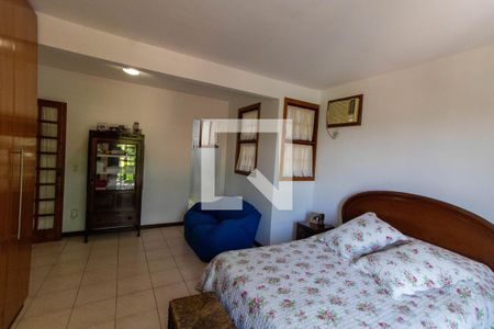 Casa de condomínio à venda com 199m², 5 quartos e 2 vagas Casa de condomínio à venda com 199m², 5 quartos e 2 vagasSuíte