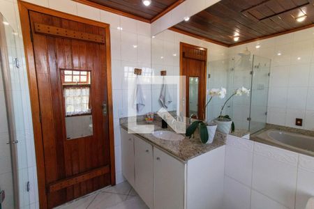 Casa de condomínio à venda com 199m², 5 quartos e 2 vagas Casa de condomínio à venda com 199m², 5 quartos e 2 vagasBanheiro Social 2