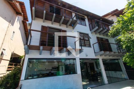 Casa de condomínio à venda com 199m², 5 quartos e 2 vagas Casa de condomínio à venda com 199m², 5 quartos e 2 vagasFachada